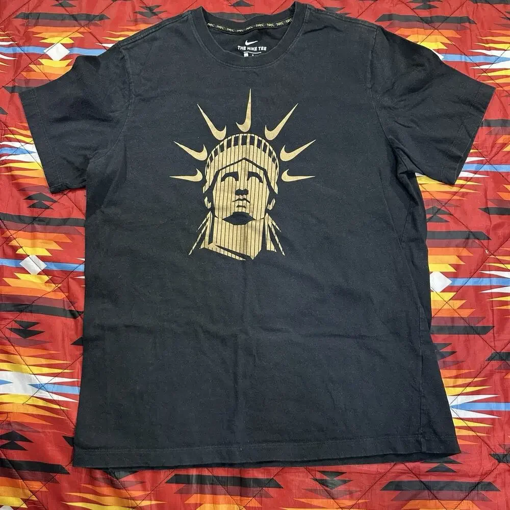 Nike NYC New York Swoosh Statue of Liberty Black T-Shirt CU3533-010 Men’s Large